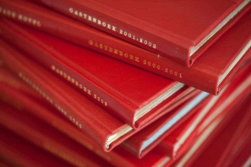 Het gastenboek van het Ambassade Hotel Amsterdam, gevuld met persoonlijke verhalen en indrukken van schrijvers en kunstenaars.