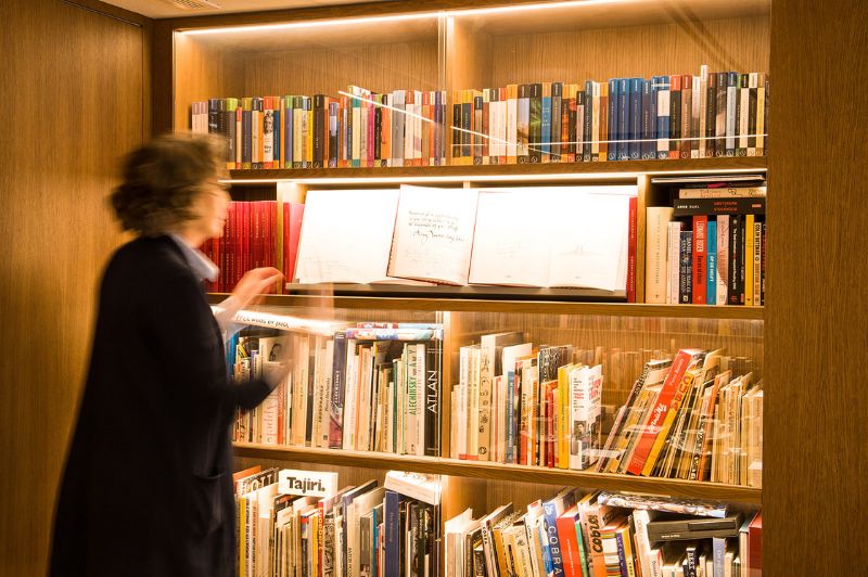 De Library van het Ambassade Hotel Amsterdam, een sfeervolle ruimte vol kunst en boeken aan de Herengracht.