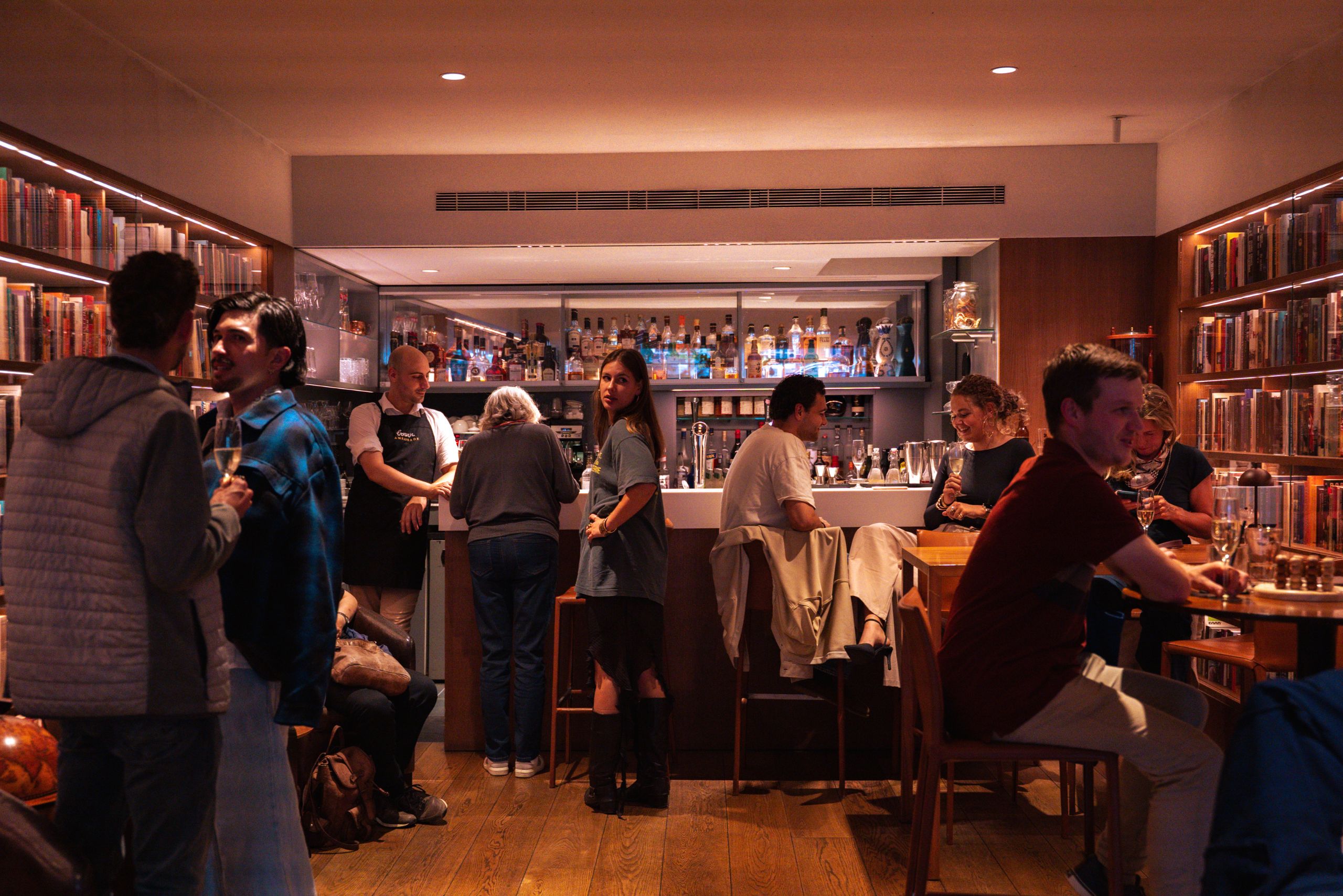 Library Bar in het Ambassade Hotel Amsterdam met stijlvolle inrichting, kunst en literair karakter.