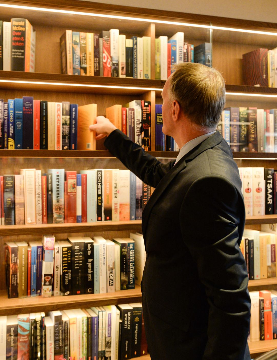  The Library at the Ambassade Hotel Amsterdam, a literary space filled with art, books, and a view of the Herengracht.